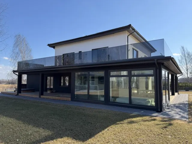 Sama eramu terrassipoolne vaade klaaspiirete ja suurte akendega